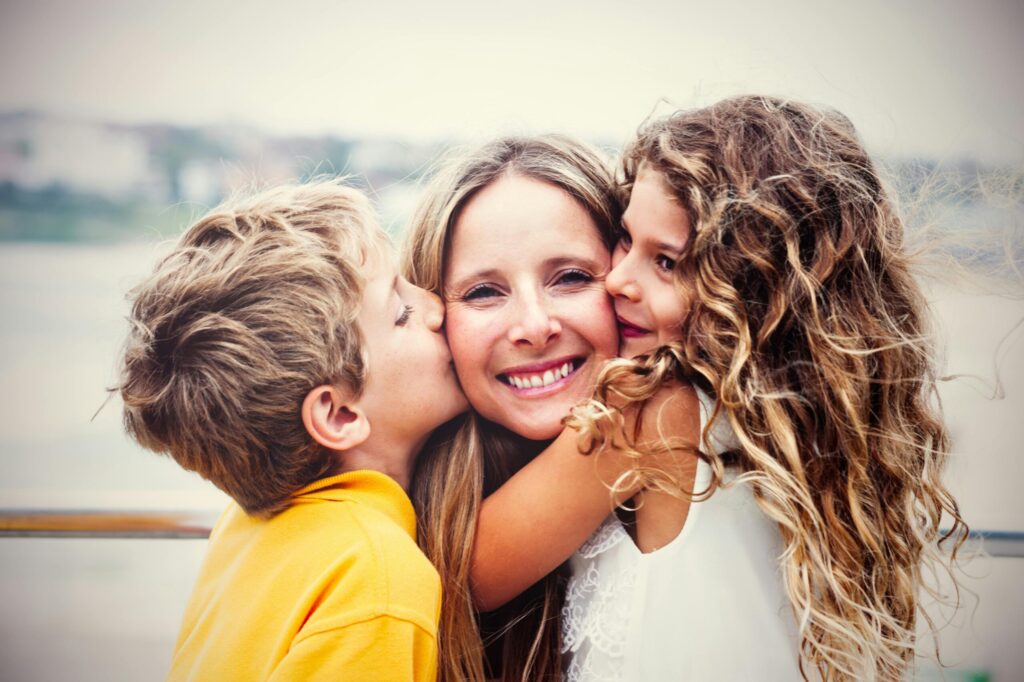 Mor med to børn – symbol på stærke relationer og forældrestøtte hos Positiv Familieforandring