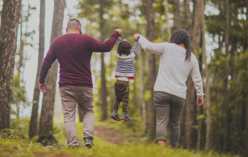 Familie i naturen – symbol på støtte, omsorg og positive forandringer hos Positiv Familieforandring