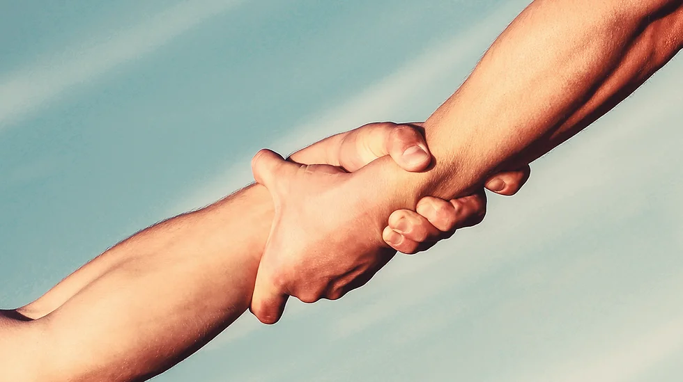 To hænder i samarbejde – symbol på partnerskab med kommuner og fagfolk hos Positiv Familieforandring